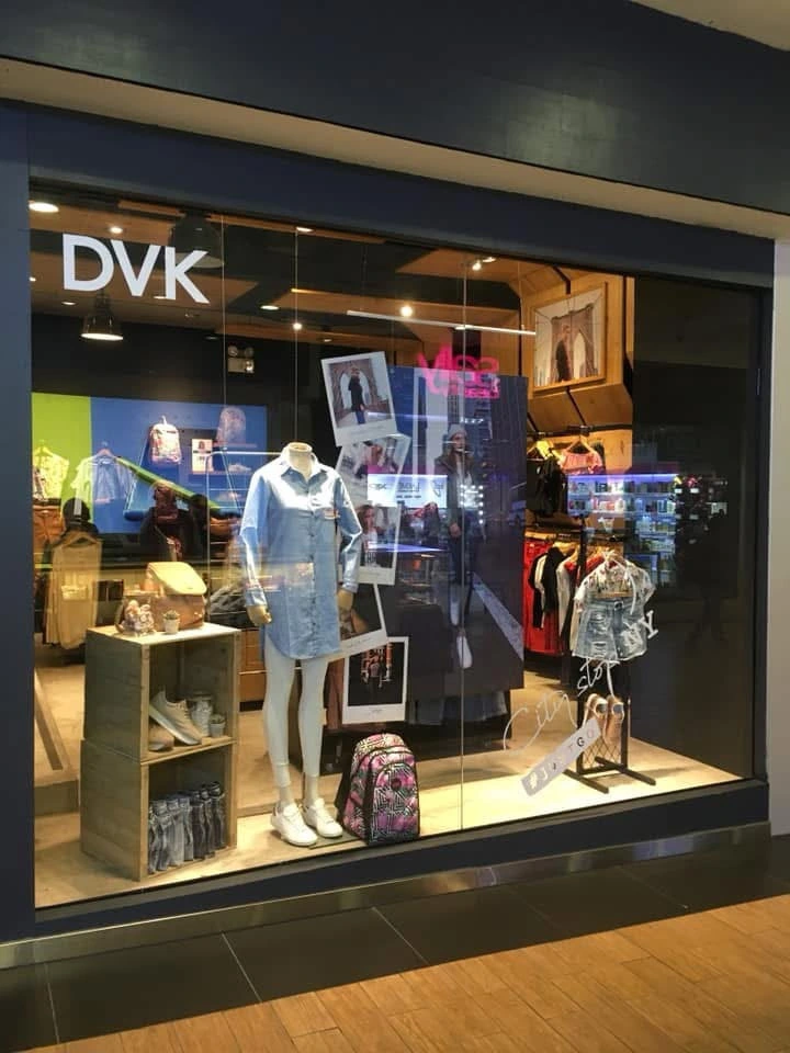 DVK — vitrina de moda con maniquí, producto, accesorios y narrativa visual.