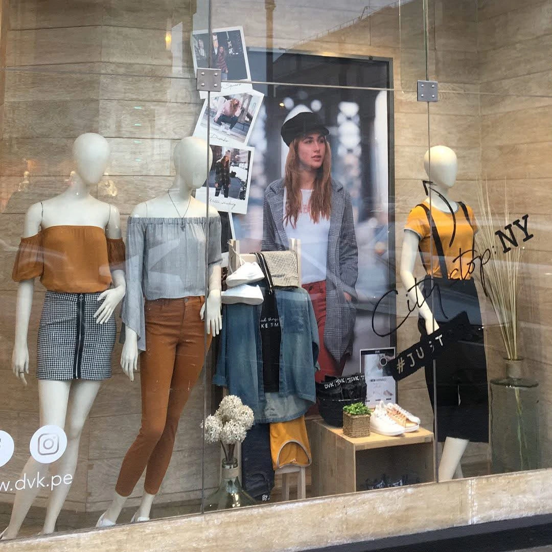 DVK — escaparate femenino con styling de maniquíes, color y producto coordinado.