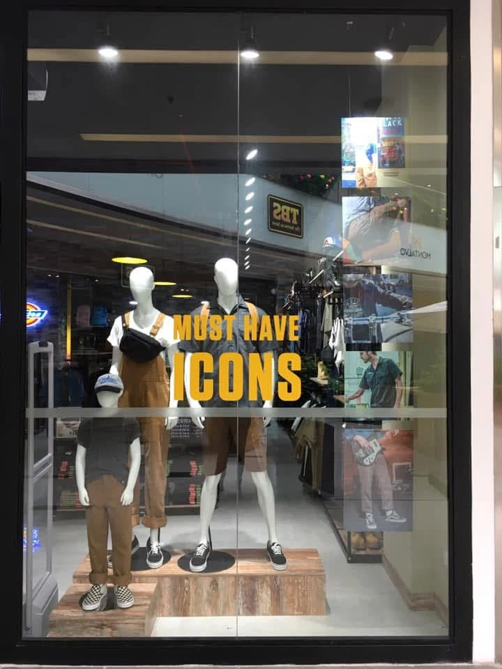 Dickies — vitrina “Must Have Icons”, con maniquíes y comunicación de campaña.