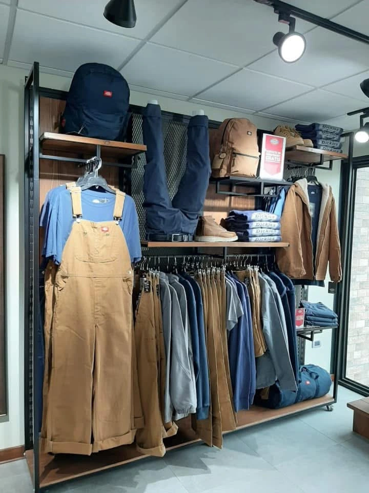 Dickies — muro de producto con overalls, mochilas, calzado y paleta de marca.