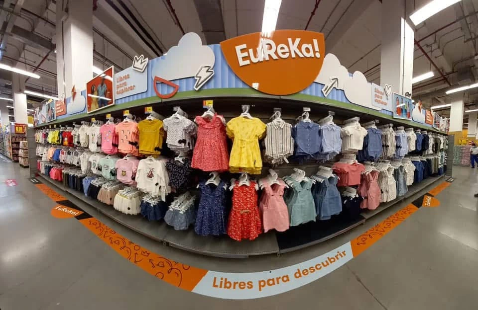 Eureka — implementación textil infantil con señalética y recorrido de categoría.