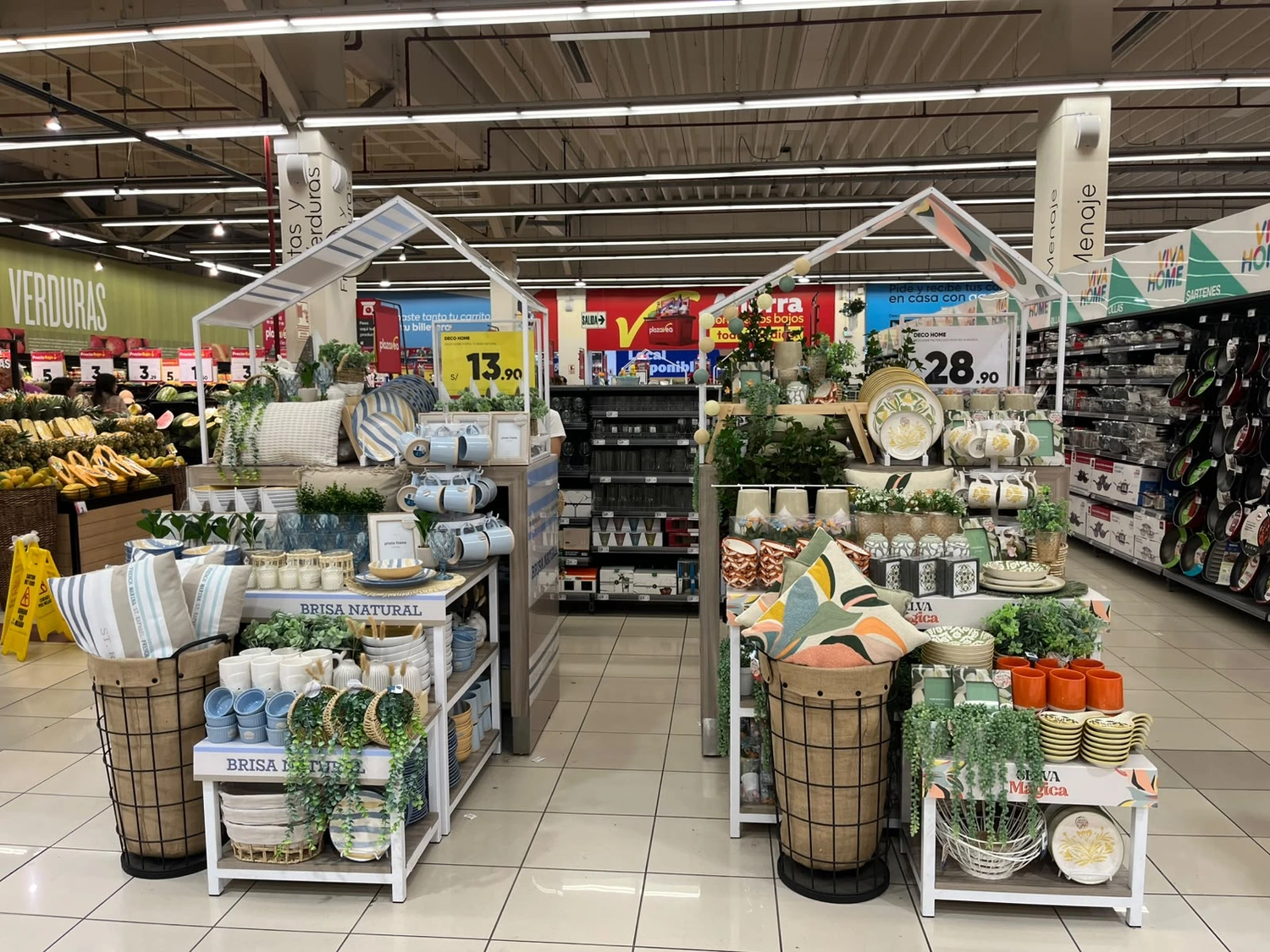 Brisa Natural + Selva Mágica — exhibición integral de hogar con vajilla, textiles, plantas y accesorios organizada para crear una experiencia completa de compra.