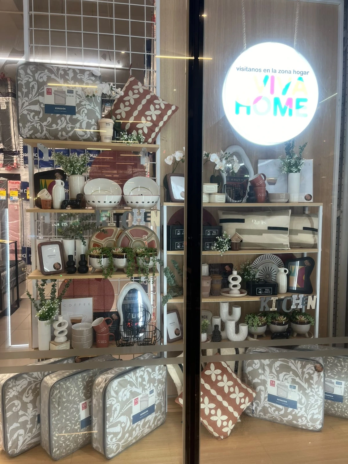 Viva Home — vitrina y composición de productos para hogar que combina cama, cocina, decoración y pequeños detalles.