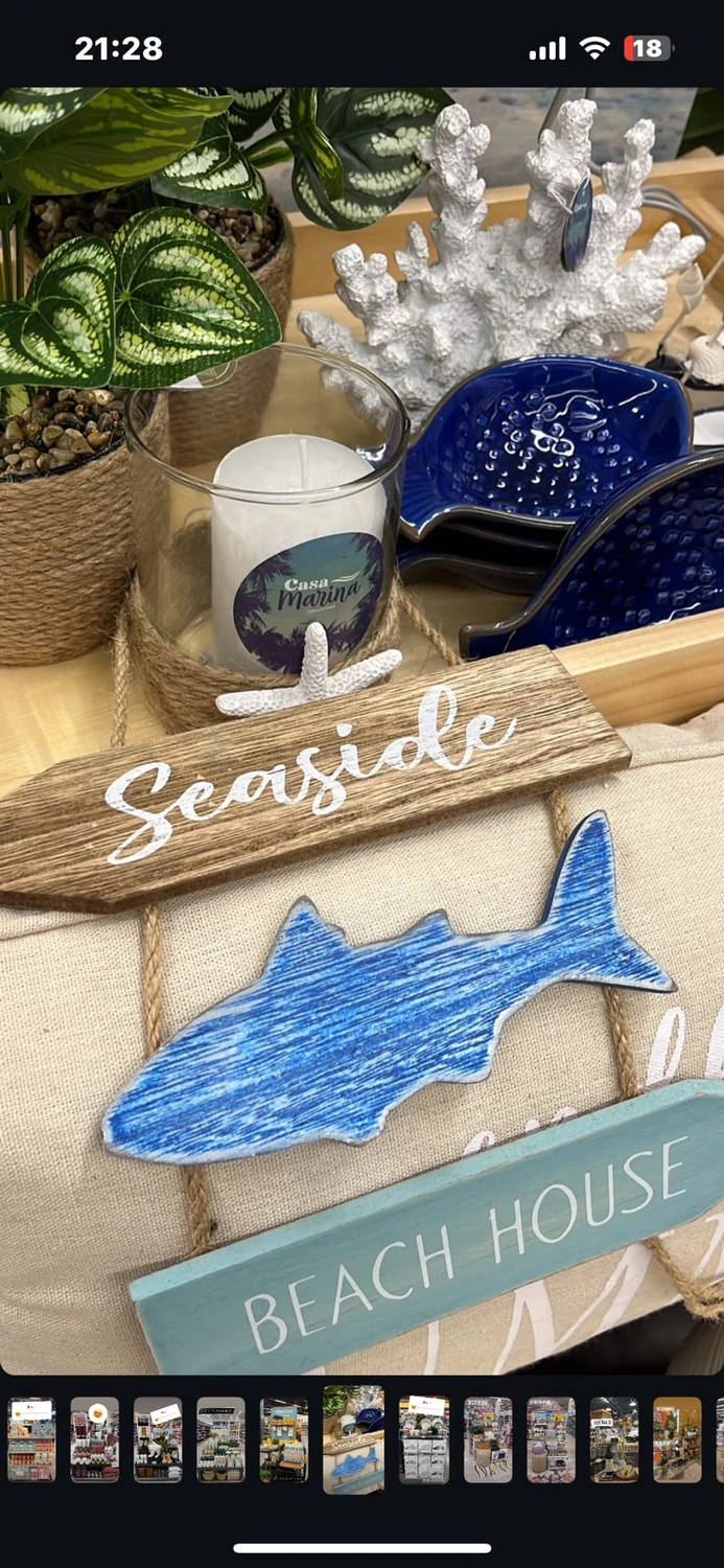 Lifestyle costero — detalle de styling con texturas, cerámica, velas y elementos marinos que ayudan a contar una historia de colección.
