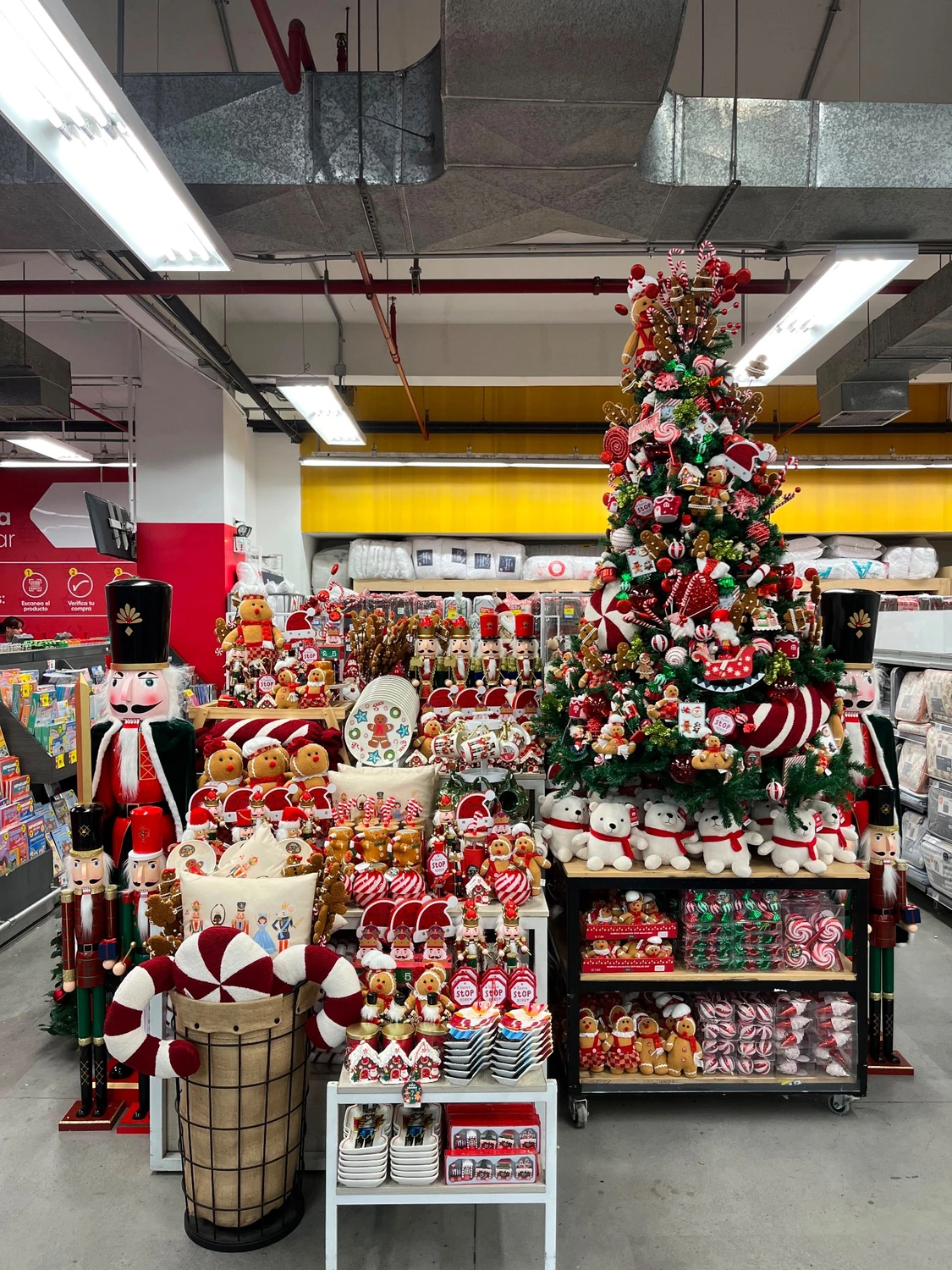 Navidad comercial — exhibición estacional integral en punto de venta, con árbol, producto y elementos decorativos coordinados.