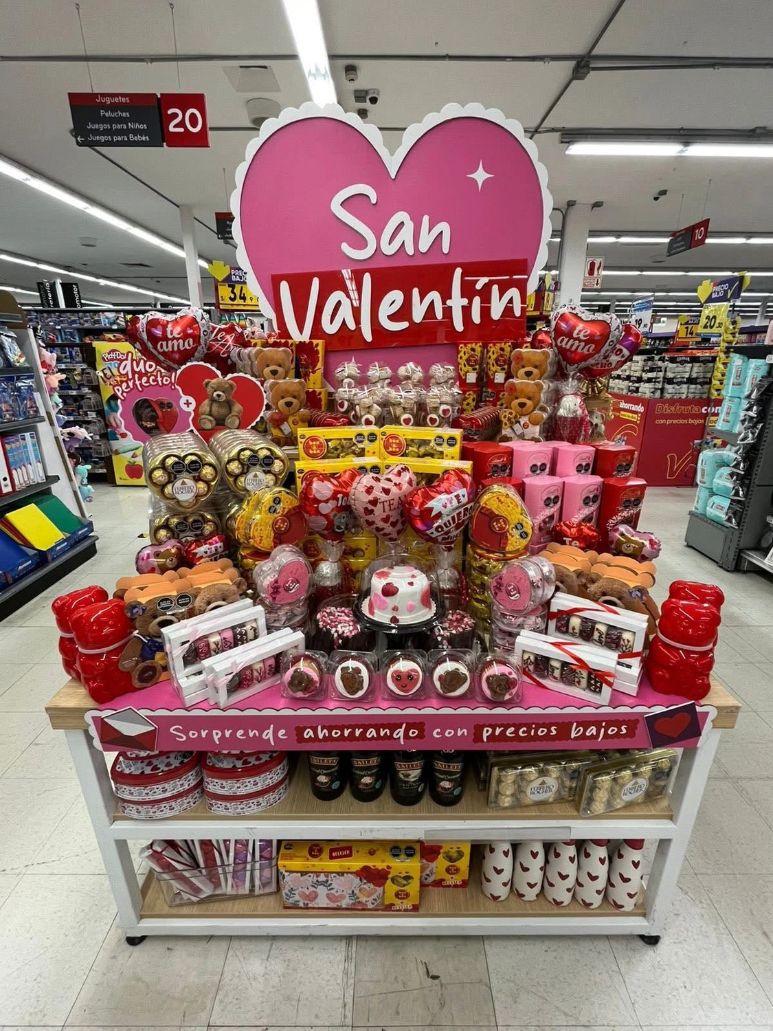 San Valentín — exhibición comercial de regalos y productos temáticos con foco visual, color y compra por impulso.