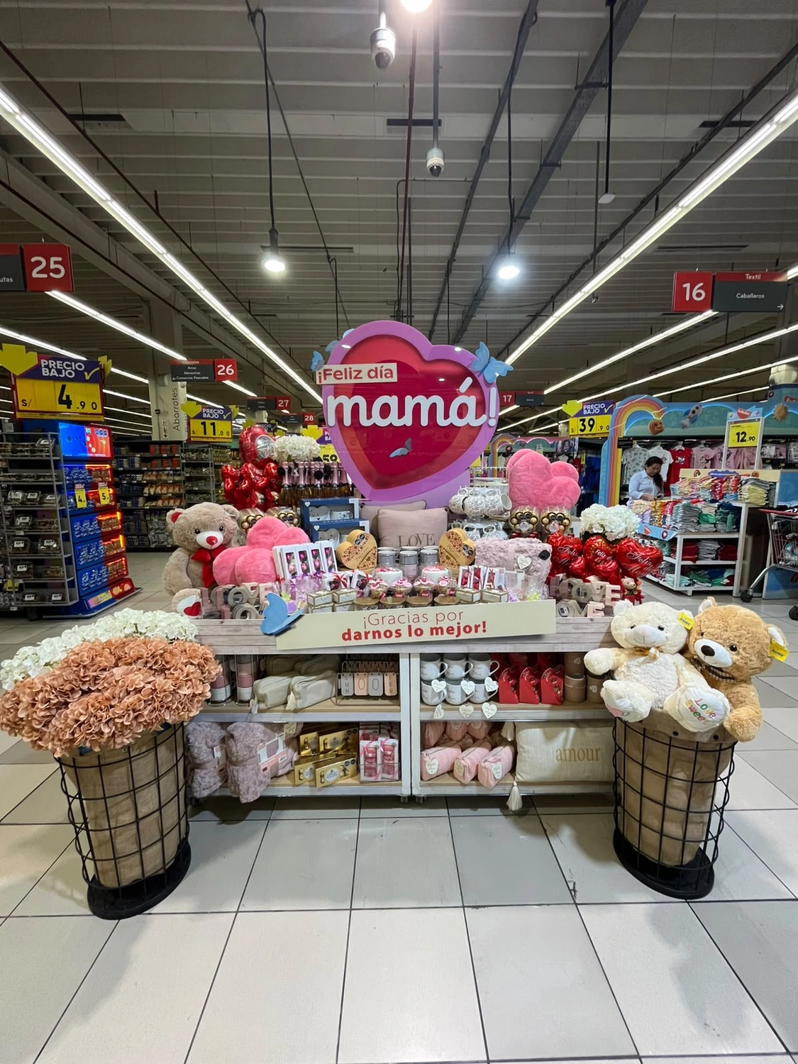 Día de la Madre — campaña de temporada con productos de regalo, hogar y detalles emocionales organizados en una exhibición central.