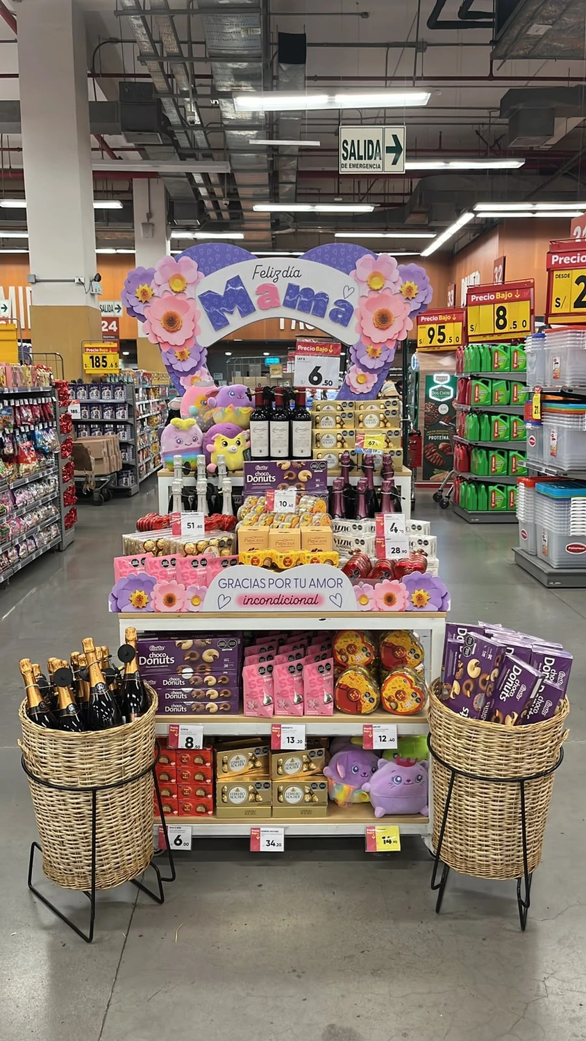 Pascuas — exhibición temática con productos estacionales, color, gráfica y elementos de apoyo que guían la compra.