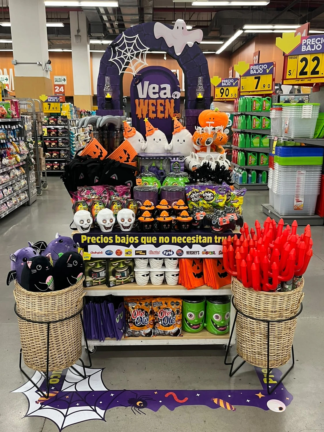Halloween / Veaween — campaña de alto impacto con arco temático, gráfica, accesorios y producto organizado por ocasión.