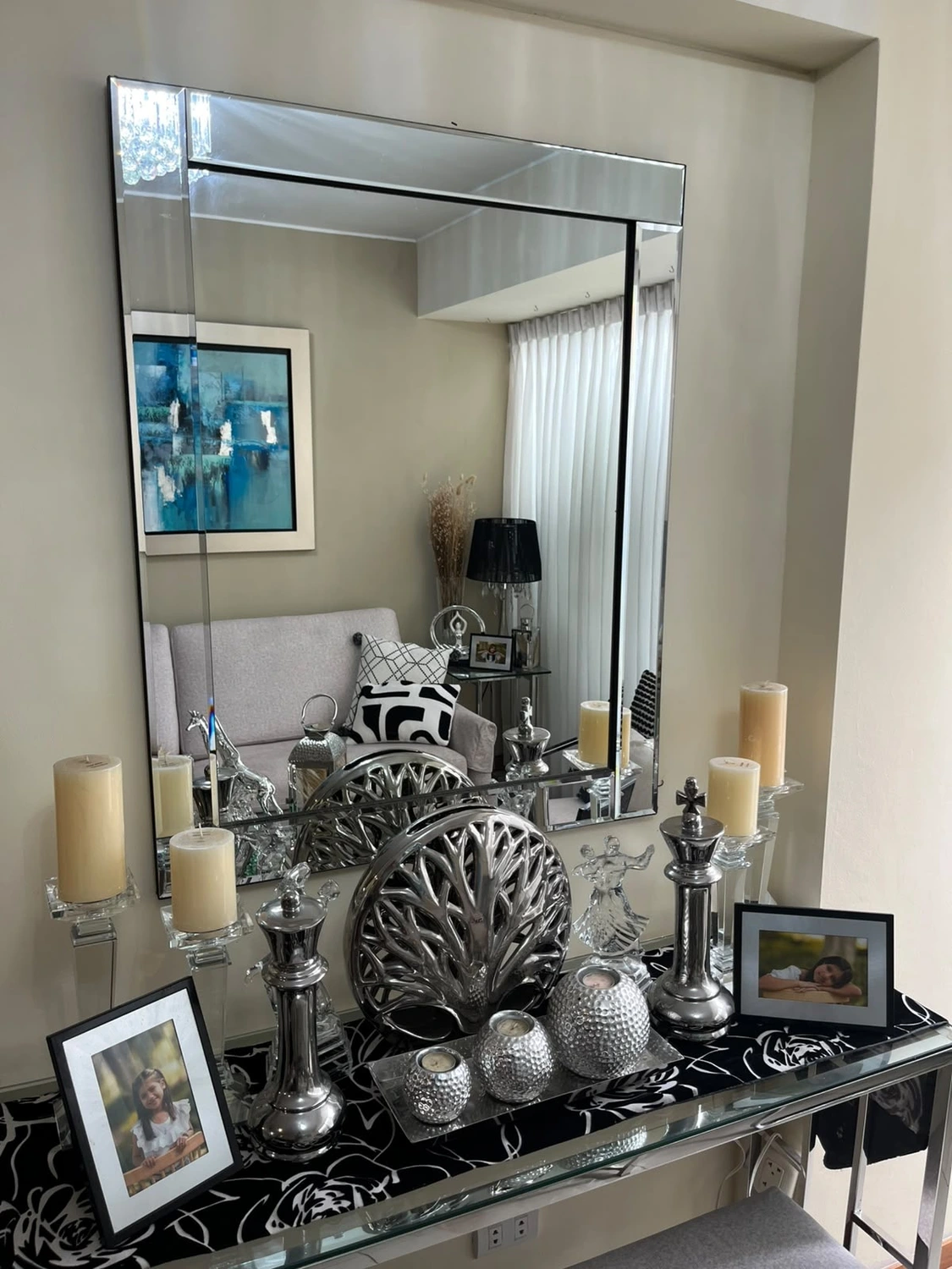 Styling de consola y espejo — selección y disposición de accesorios, velas, piezas metálicas y recuerdos para crear un punto focal dentro del ambiente.