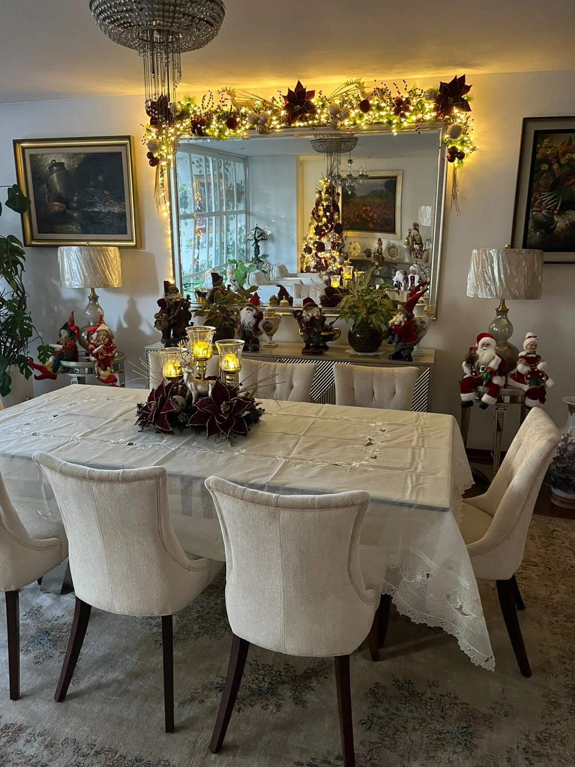 Ambientación de comedor — puesta en escena estacional que integra mesa, centro decorativo, iluminación y elementos del entorno.