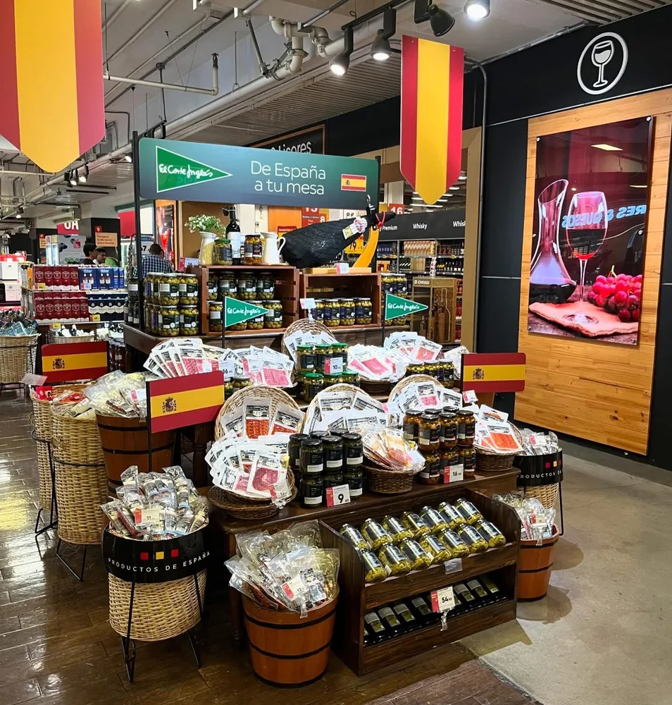Productos de España — exhibición comercial de alimentos importados organizada por origen y familias de producto.