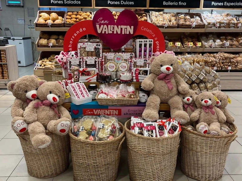 Exhibición comercial de campaña de San Valentín en retail