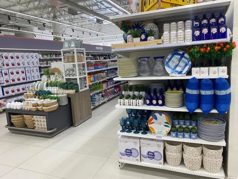 Exhibición comercial de productos para el hogar en góndola