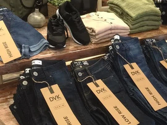 Mesa comercial de denim y accesorios